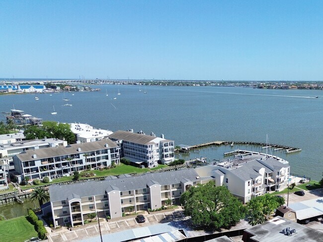 Foto del edificio - 205 Yacht Club Ln