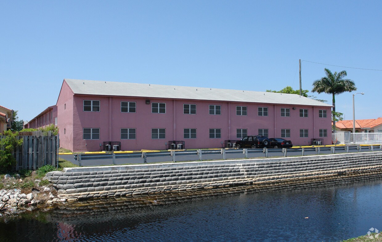 Foto principal - 2810-2890 W 71st St