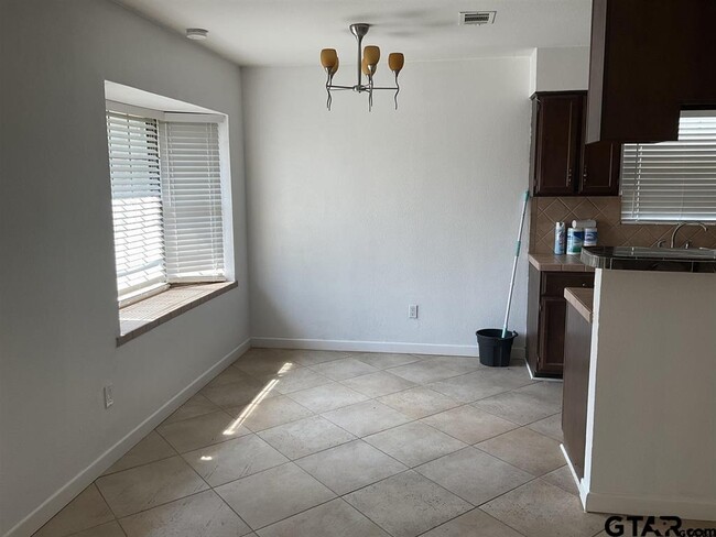Foto del edificio - 5101 Foxglove Cir