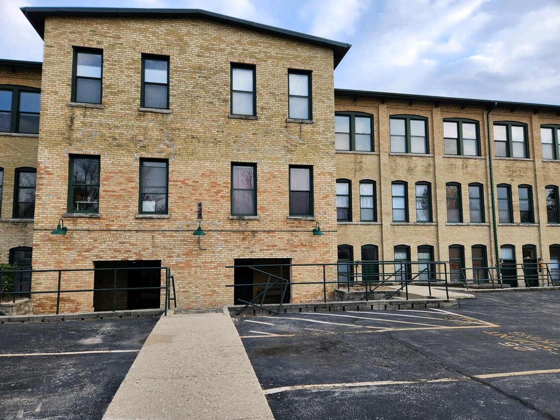 Primary Photo - 630 Congdon Ave