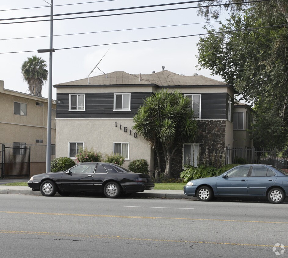Primary Photo - 11610 Oxnard St