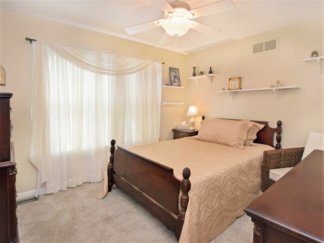 Building Photo - 5953 Sunrise Dr