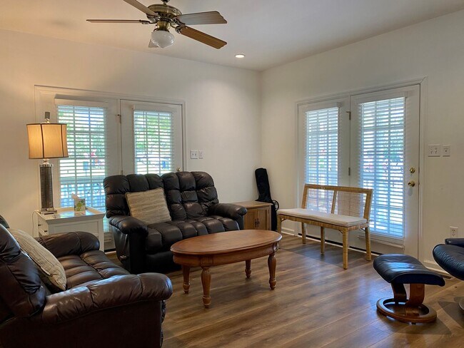 Foto del edificio - 2600 Vanderbilt Ave. - For Rent
