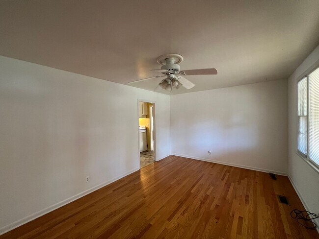 Foto del edificio - Lovely 3 Bedroom 1 Bath + Bonus & Screened...