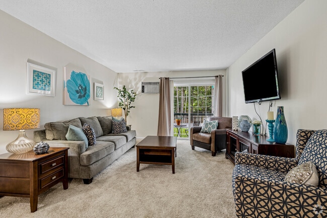 2BR, 1BA - 975SF - Living Room - Greenview Village Apartments