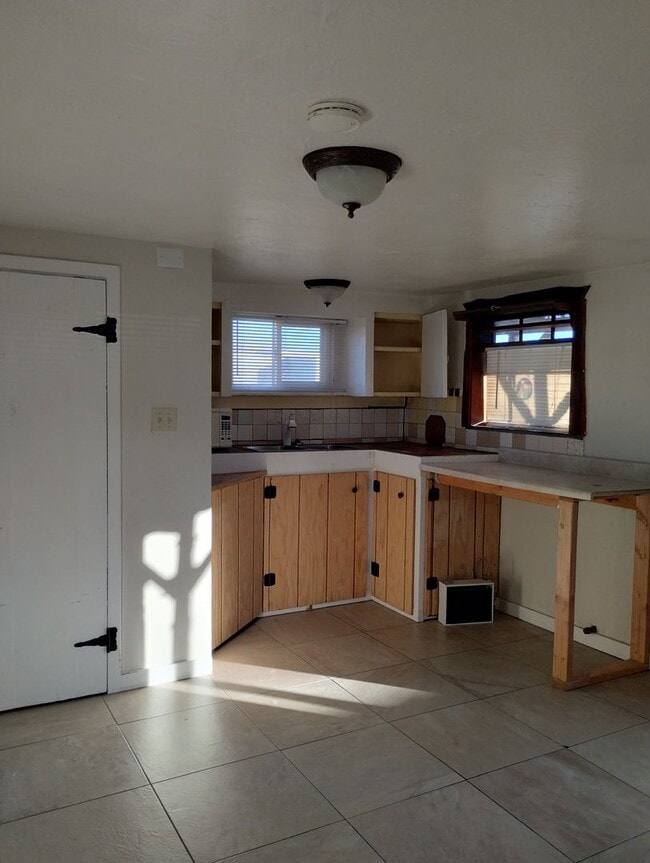 Building Photo - Cozy Studio Cabin with fenced yard.