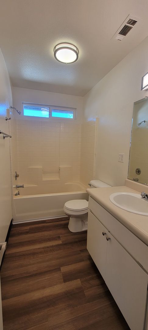 Building Photo - Great Shasta Lake Home in Country Setting, New LVP Flooring