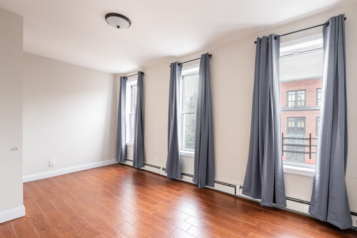 Foto principal - Queen room in 3-bed/1.0-bath Home