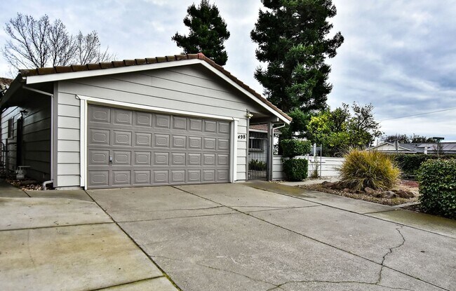 Foto del edificio - 498 Nut Tree Ct