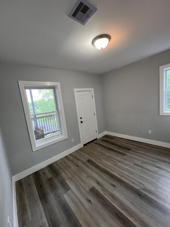 186 Hawthorne Ave 3R - 184 Hawthorne Ave