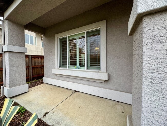 Foto del edificio - Spacious 3 Bedroom 3 Full Bathrooms Available Now!