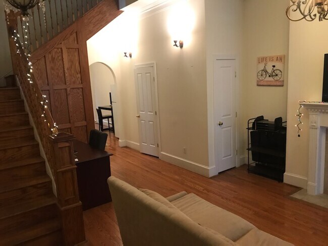 Building Photo - 18 E Lafayette Ave