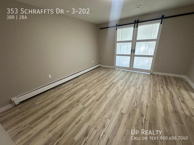 Foto del edificio - 353 Schraffts Dr