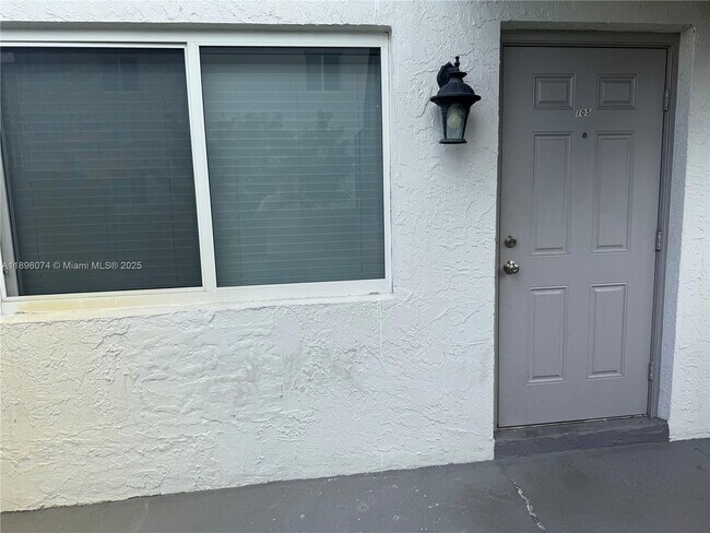 Foto del edificio - 715 NE 2nd Ave