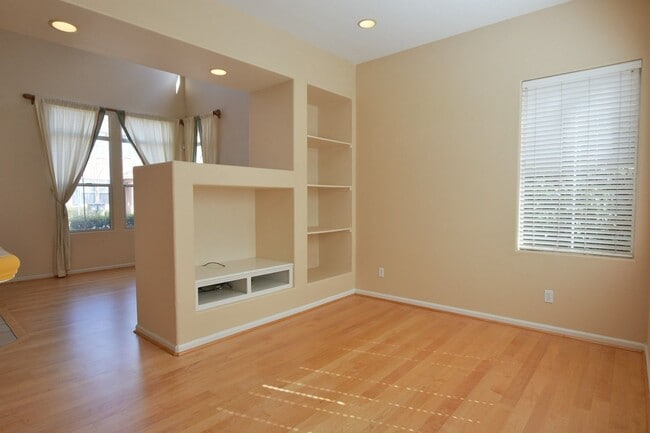 Building Photo - Bright 3 Bedroom 3 Bath Home in Desirable ...