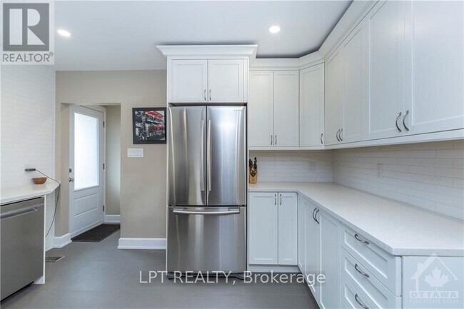 Photo du bâtiment - 716 Chapman Blvd