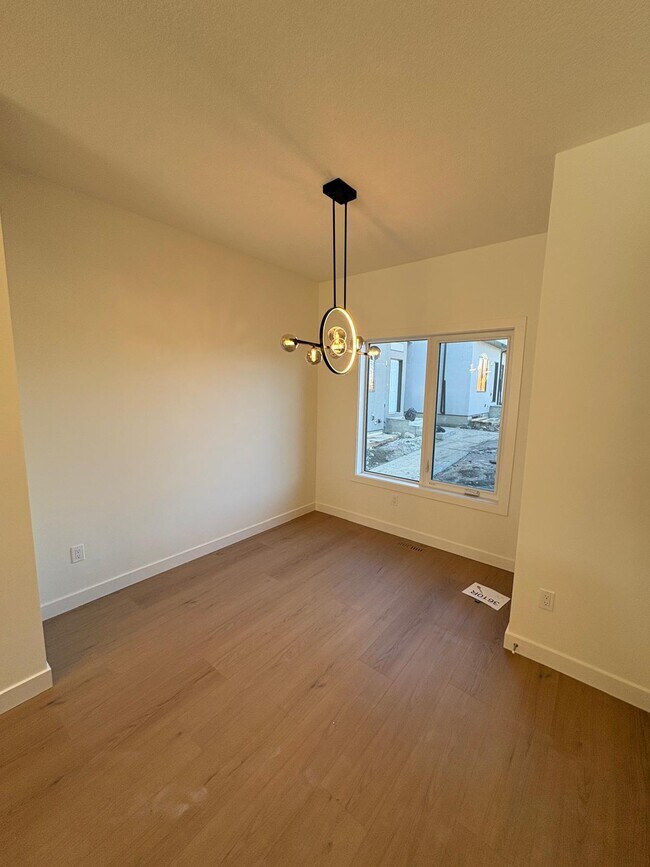 Building Photo - 920-935 35 St SE