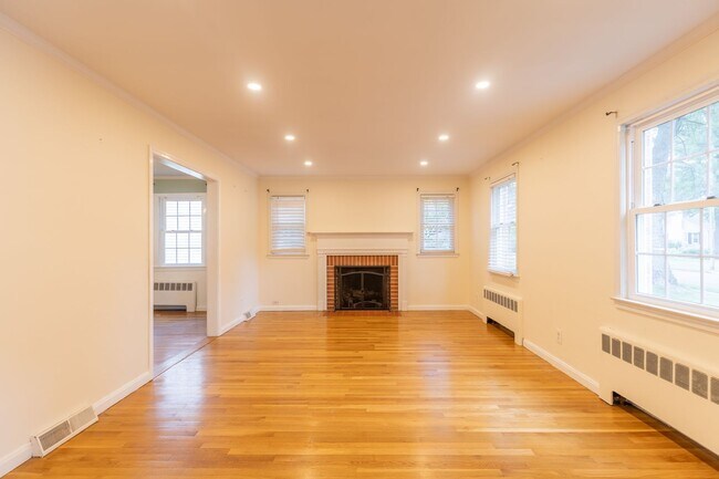 Building Photo - 4 Bedroom 2.5 Bath Colonial in West Hartford