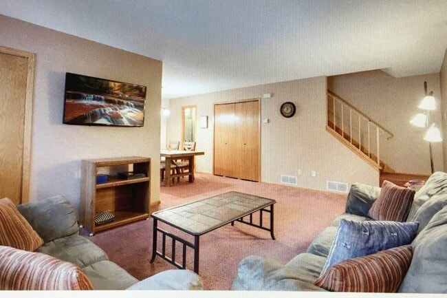 Building Photo - 3985 Parkridge Dr