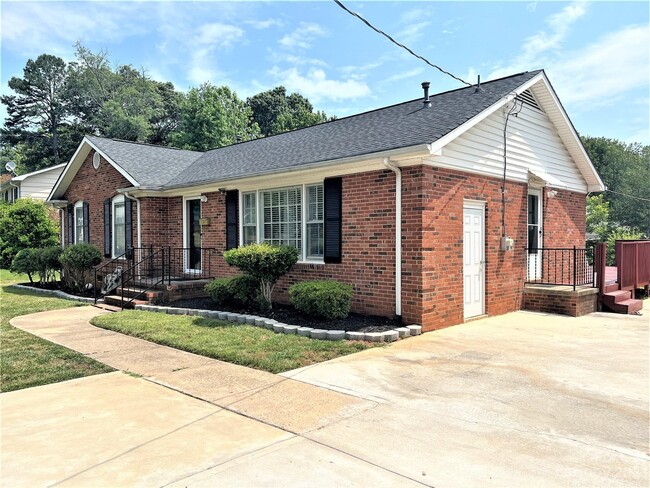 Building Photo - 3034 Rosehill Dr