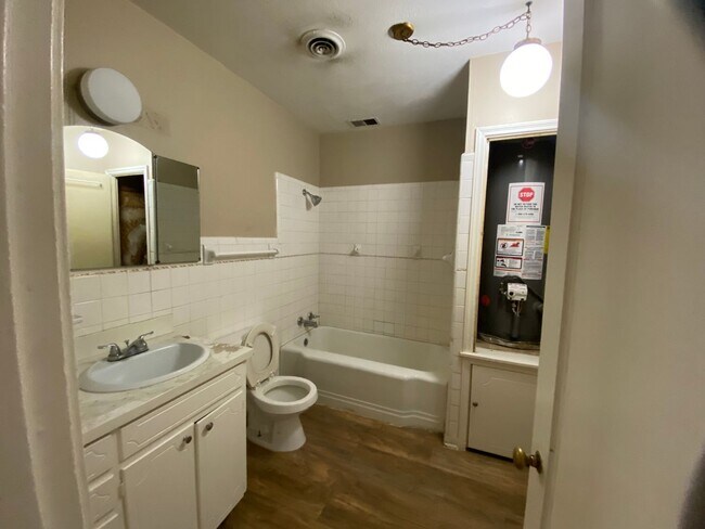 Foto del edificio - Spacious, remodeled 4 Bed, 2 Bath Home in ...
