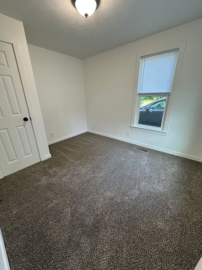 Building Photo - 3 Bed, 1 Bath Remodeled House in Goshen