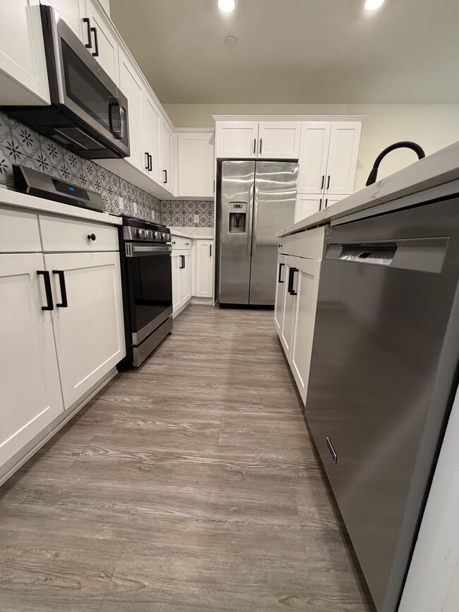 Building Photo - 30383 Town Square Dr