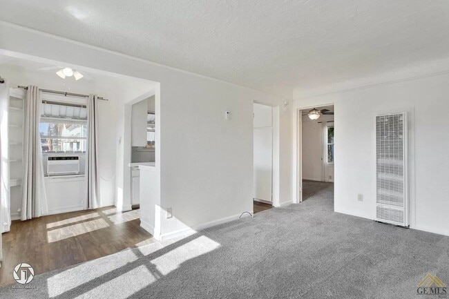 Building Photo - 1 Bedroom Bungalow w/Garage!