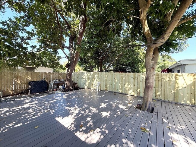 Foto del edificio - 631 NE 171st St