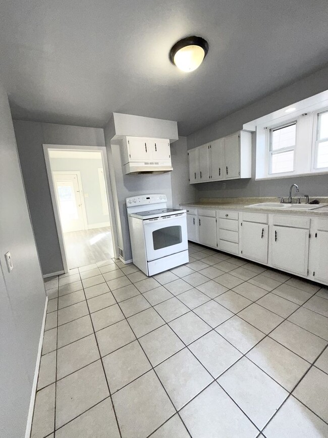 Building Photo - 1231 1/2-1409 1/2 18th Ave