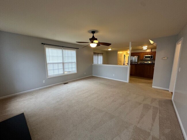 Foto del edificio - Spacious 4BR/3.5BA Two-Story Home in Queenswood Subdivision