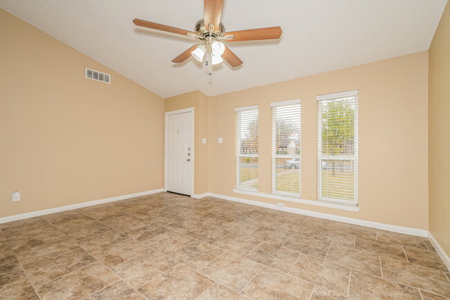 Building Photo - 1205 High Valley Dr