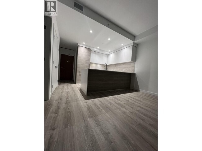 Building Photo - 680 Quayside Dr