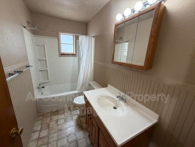 Building Photo - 700 W 1st Ave