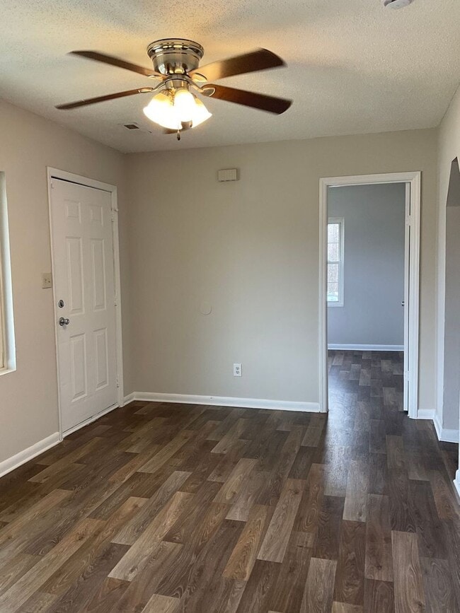 Building Photo - 1043 Mountain Crest Dr