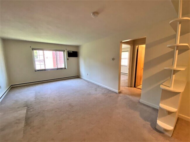 Building Photo - 4 Colonial Village Dr