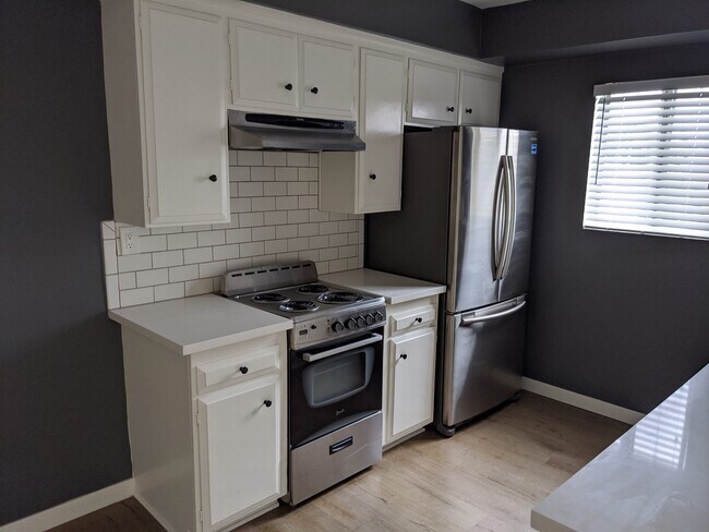 Building Photo - 217 E Hazel St