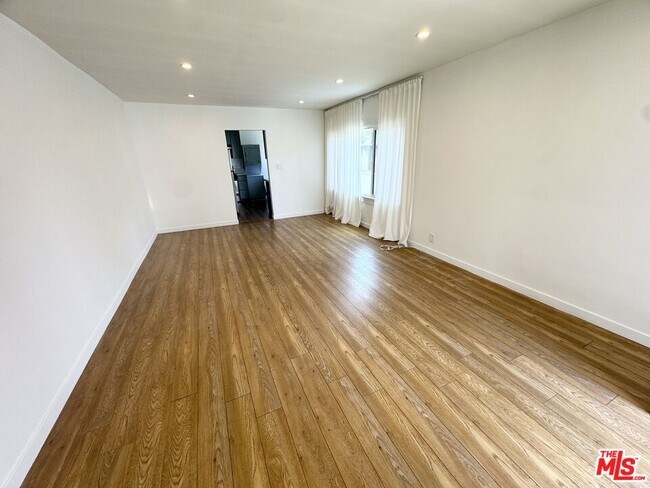 Foto del edificio - 3777 Rosewood Ave