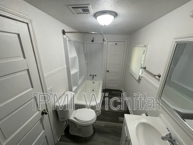 Foto del edificio - 202 N Ash St