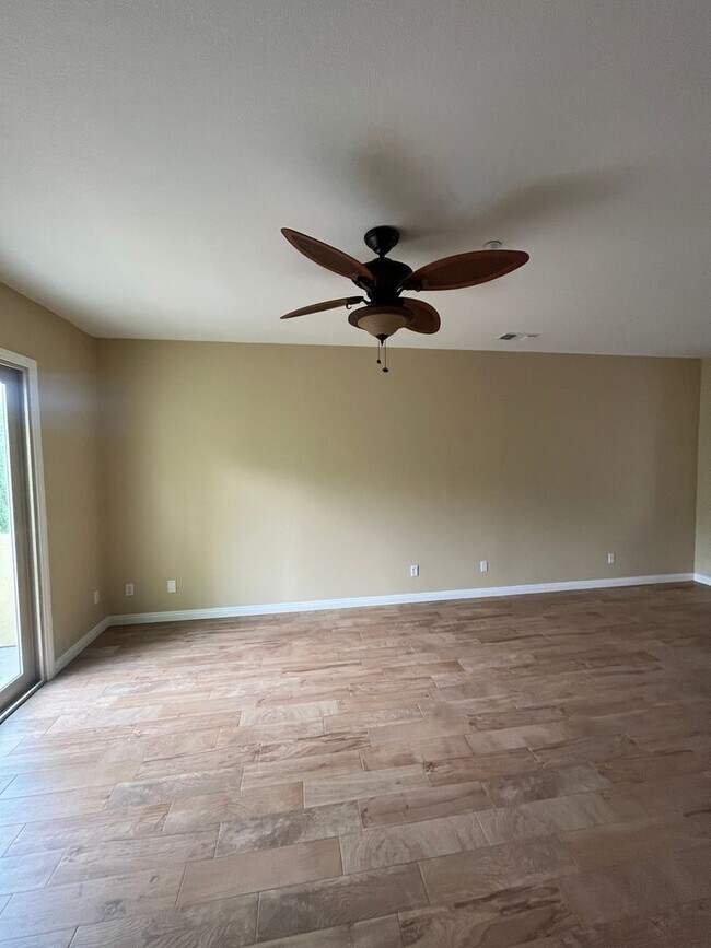 Foto del edificio - 2544 Escala Cir