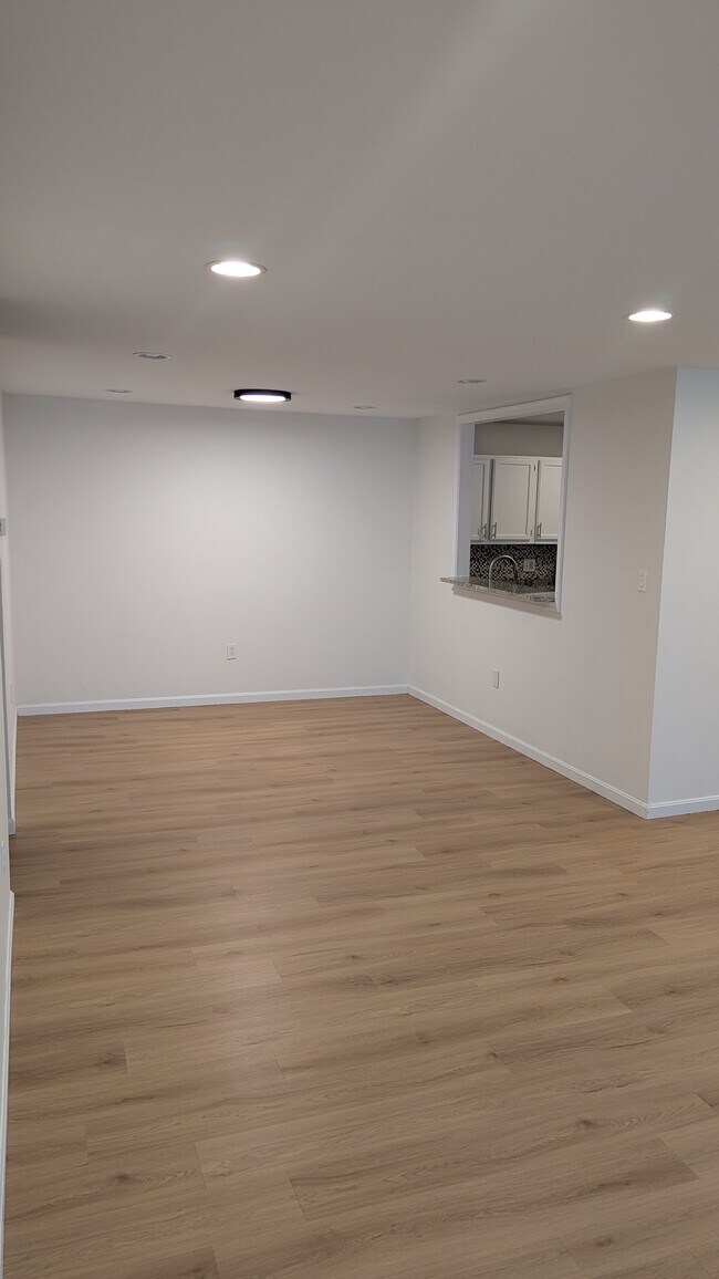 Building Photo - 28 Windbrooke Cir