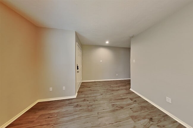 Foto del edificio - 2039 Greencrest Dr