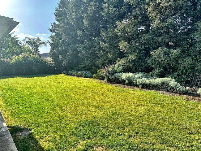 Foto del edificio - 2946 W. GLENDALE AVE - 3 BEDROOM 2 BATH - ...