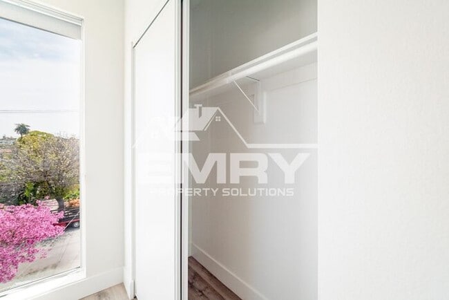 Building Photo - Student Accommodation Los Angeles CA 90018