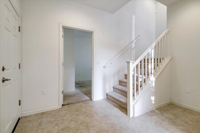 Building Photo - Rare find 3 bedrooms 3.5 bath Townhome for...
