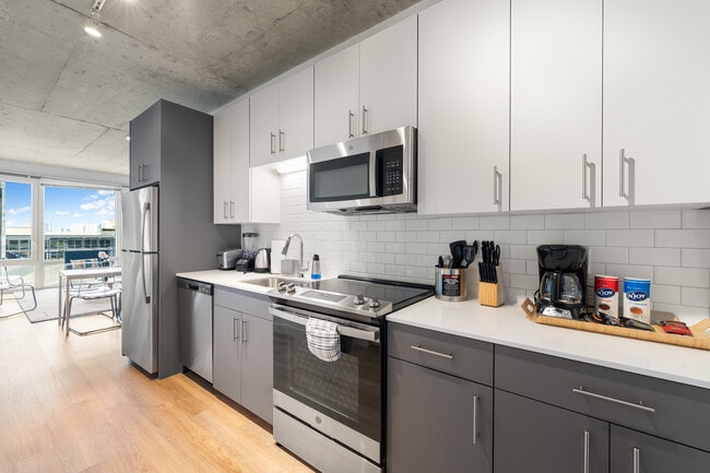 Foto del edificio - Central 4BR Apartment – Modern Living in Chicago