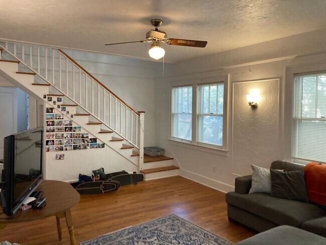 Building Photo - Spacious 4 Bedroom House!!!