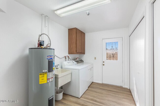 Building Photo - 4531 E Delta Ave