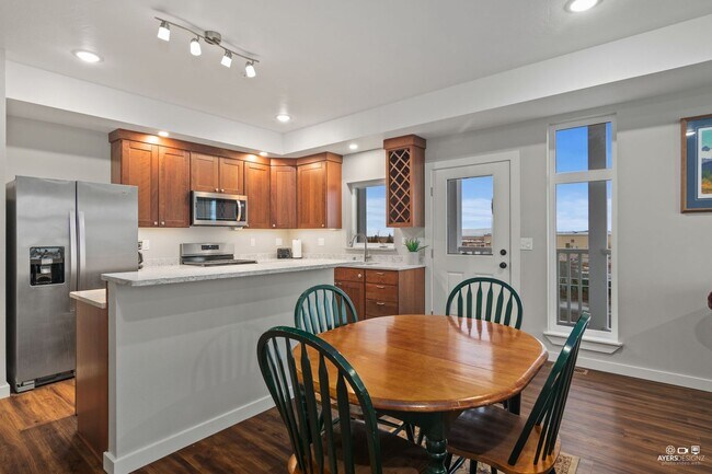 Foto del edificio - FURNISHED EXECUTIVE RENTAL