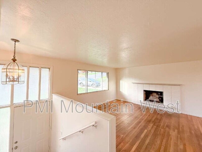 Building Photo - 698 Doren Dr